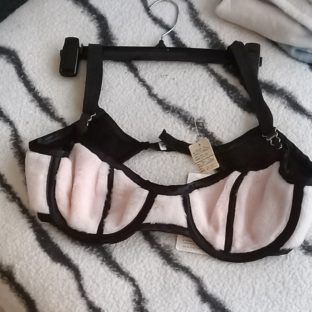 Plush Contrast-Trim Pink Underwire Bra